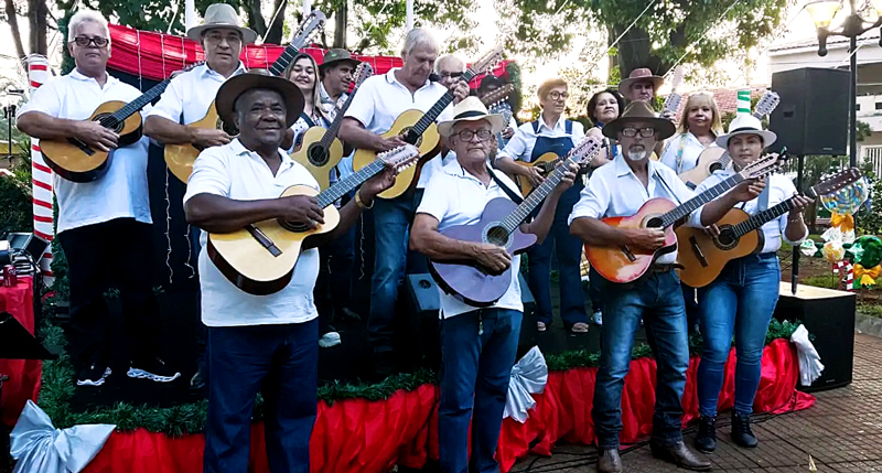 Grupo Violeiros do Rancho se apresenta na Praça da Matriz