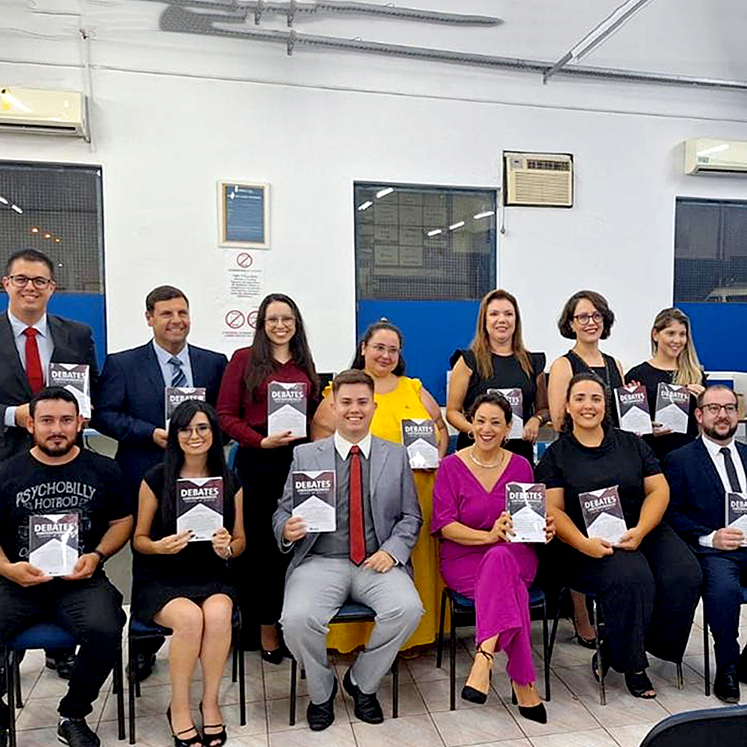 Professores e alunos de faculdade de Tatuí lançam livro que aborda direito
