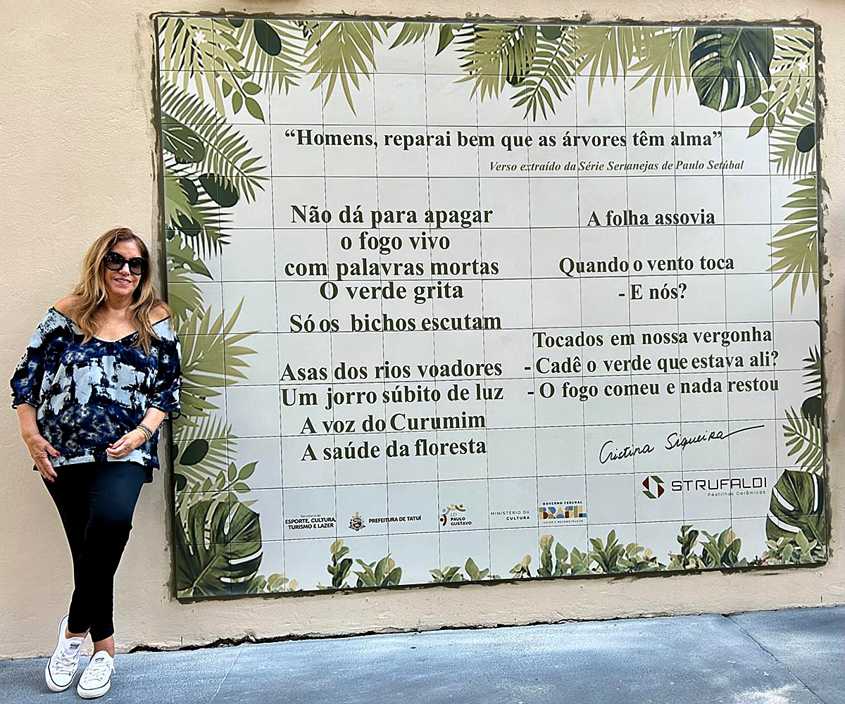 Escritora Cristina Siqueira entrega mural poético em azulejo nesta sexta