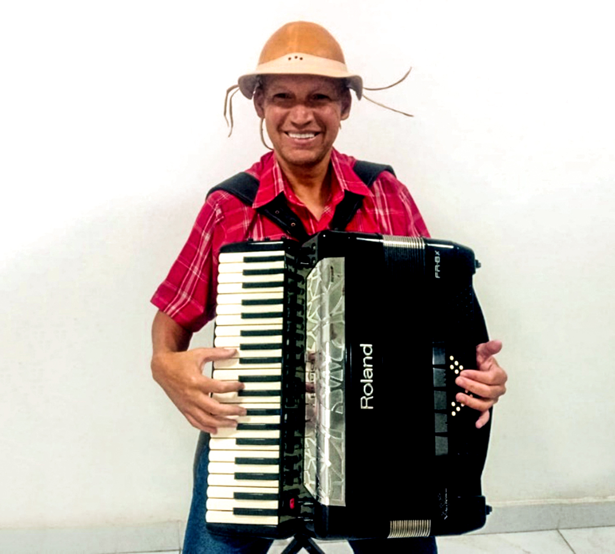 Com direito a autógrafos e música, Neto Ortiz lança livro no município